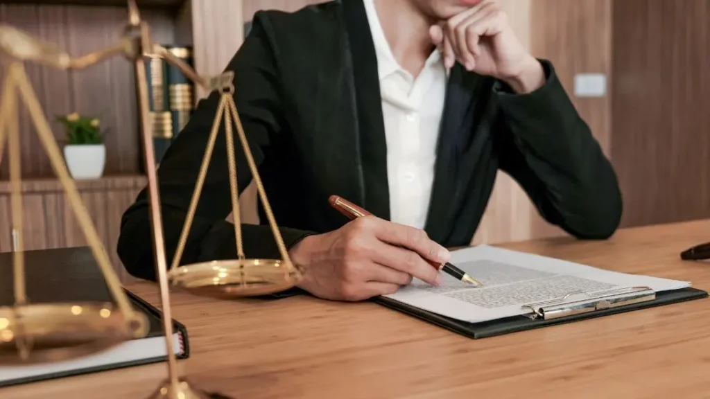 Balança da justiça representando direitos previdenciários e aposentadoria segura.