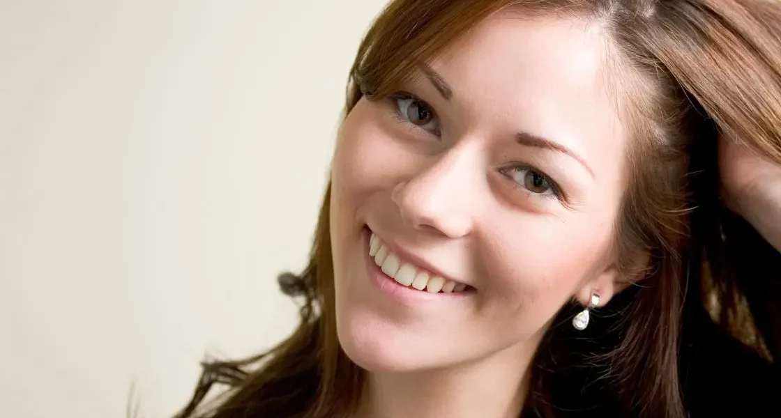 Antes e depois de um sorriso renovado com lentes de contato dental