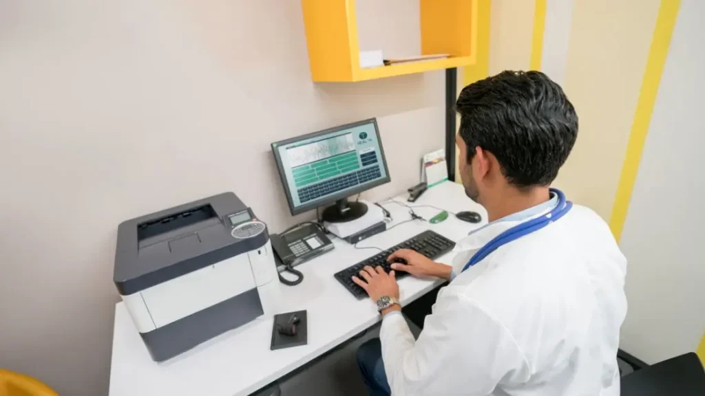 Profissional de RH analisando informações do ASO Atestado de Saúde Ocupacional