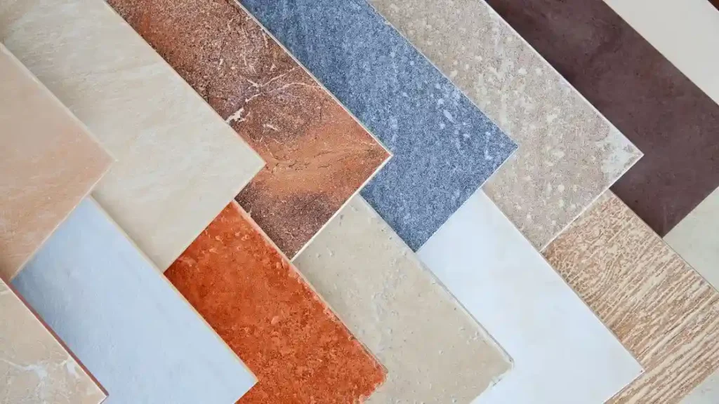 Comparação entre acabamentos de porcelanato polido, acetinado e natural